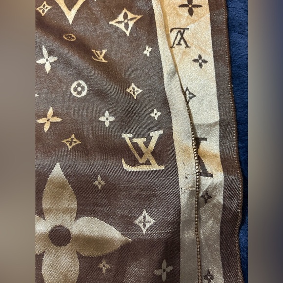 Authentic Louis Vuitton silk scarf. Beautifuliful! - Picture 12 of 15